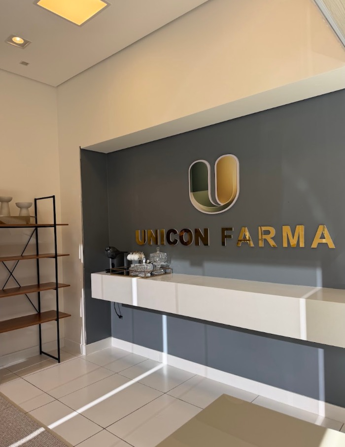 Recepção da Unicon Farma com o logotipo da marca em destaque na parede